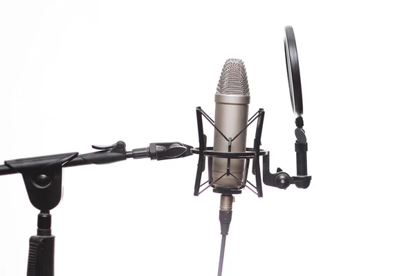 Condencer mikrofon állvány stúdióban elszigetelt fehér — Stock Fotó