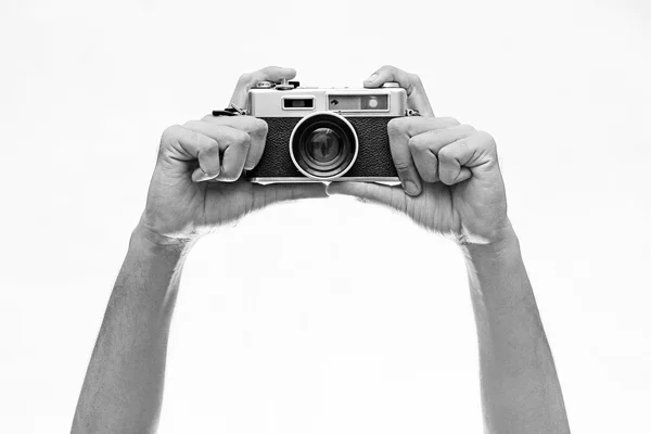 Manos sosteniendo una cámara aislada en blanco — Foto de Stock