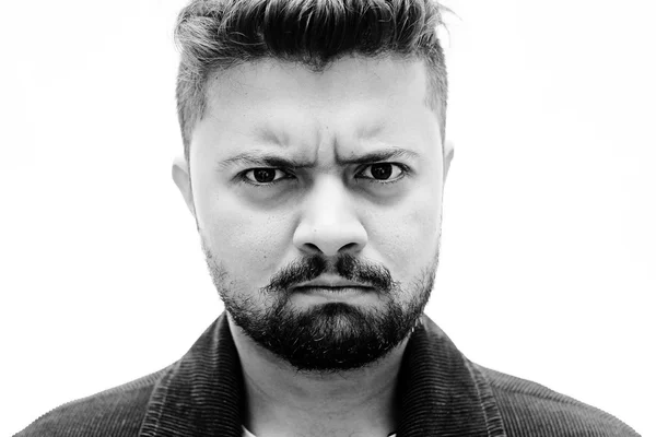 Närbild Studio porträtt Man arg ansikte uttryck på vit — Stockfoto