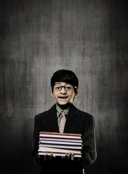Genius Little Boy sosteniendo libros con gafas, sonriendo cerca de C —  Fotos de Stock