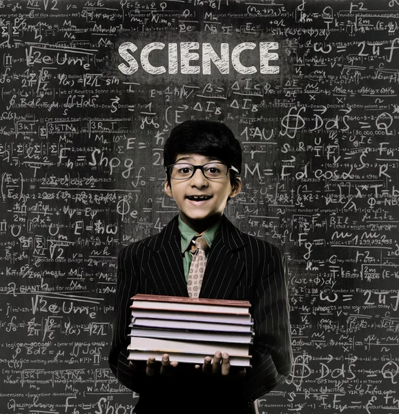 Ciência. Genius Little Boy Holding Livro vestindo óculos Chalkboa — Fotografia de Stock