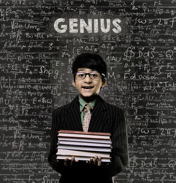 Genio. Genius Little Boy Holding Libro con gafas Chalkboar —  Fotos de Stock