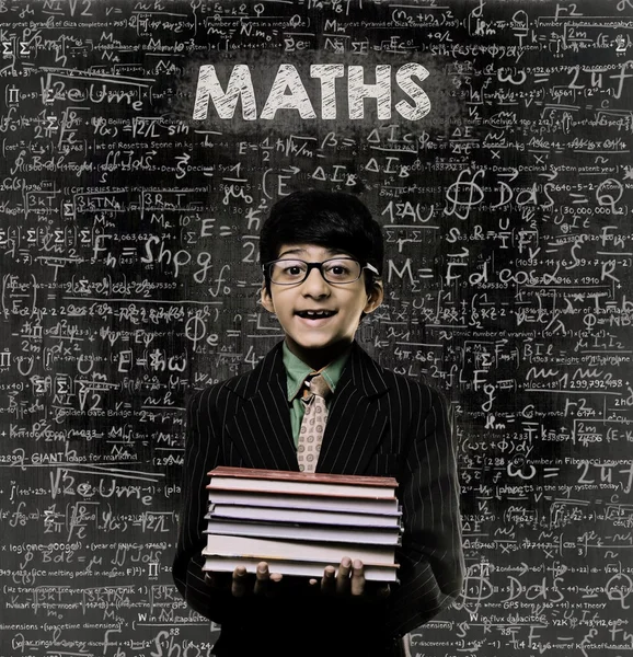 Matemática. Genius Little Boy Segurando Livro vestindo óculos Chalkboard — Fotografia de Stock