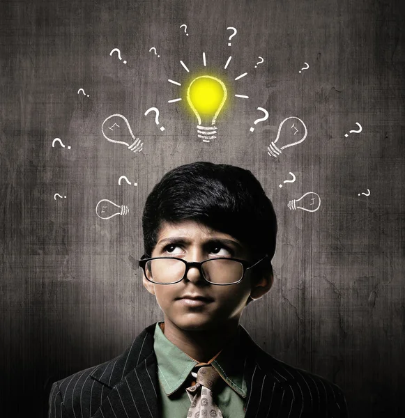 Menino Gênio Usando Óculos, Pensando Ideia Perto de Chalkboard — Fotografia de Stock