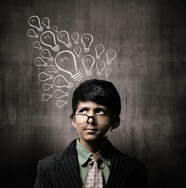 Genius Menino vestindo óculos, Pensando Ideias Bulbo — Fotografia de Stock