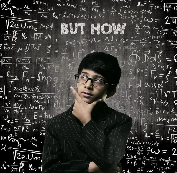 Mas como. Genius Little Boy Pensando vestindo óculos Chalkboard — Fotografia de Stock