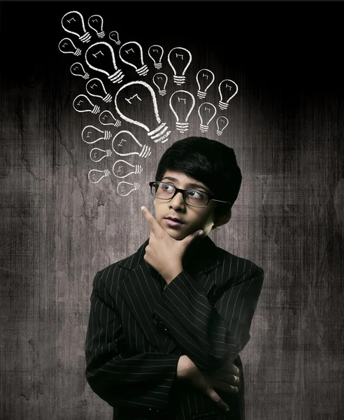 Menino gênio vestindo óculos, giz desenhado bulbo de ideias — Fotografia de Stock