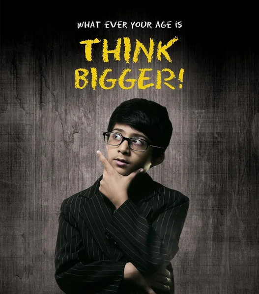 Pomyśleć większy. Geniusz mały chłopiec w okularach, myślenia — Zdjęcie stockowe