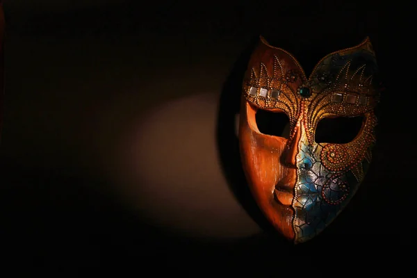 Bella maschera di legno marrone in luce spot drammatico — Foto Stock