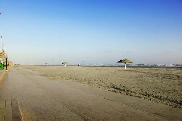 Lege en schone paraplu strand van Clifton tijdens zonsondergang — Stockfoto