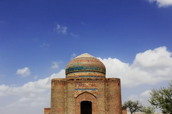 Muhteşem mimarisi. Makli Hill, mavi gökyüzü antik mezar — Stok fotoğraf