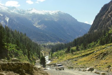 İnsanlar güzel bir swat Vadisi cipte seyahat