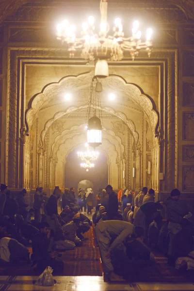 Muslims Praying. Badshahi mosque, Lahore, Pakistan — Stock Photo, Image