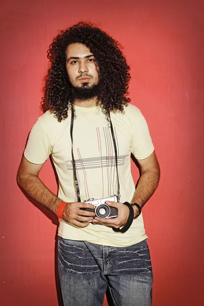 Fotógrafo apaixonado sério com cabelo encaracolado longo bonito h — Fotografia de Stock