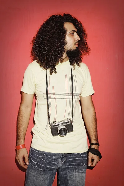 Φωτογράφος ψάχνει πλαγίως με όμορφα μακριά σγουρά μαλλιά hol — Φωτογραφία Αρχείου