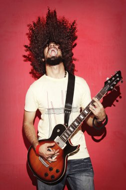 Tutkulu gitarist güzel uzun kıvırcık saçlı çığlık pl