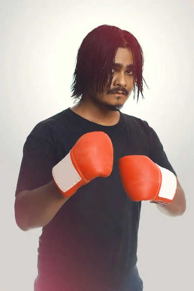 Pewni Fitness młody człowiek sobie czerwone rękawice bokserskie — Zdjęcie stockowe