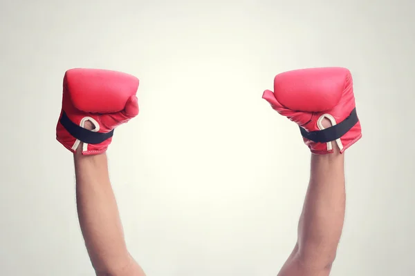 Dos manos levantadas en el aire con guantes de boxeo — Foto de Stock