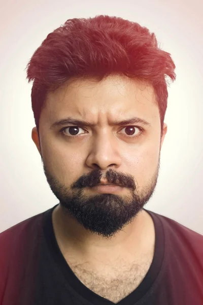 Close-Up Estúdio Retrato Homem irritado Expressão Rosto — Fotografia de Stock