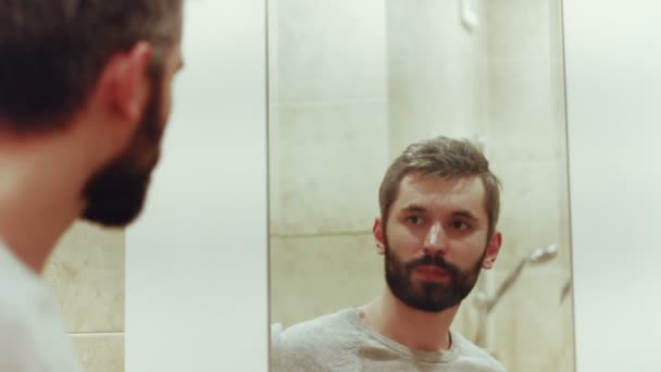Homens bonitos com barba por trás do espelho e fumar — Vídeo de Stock