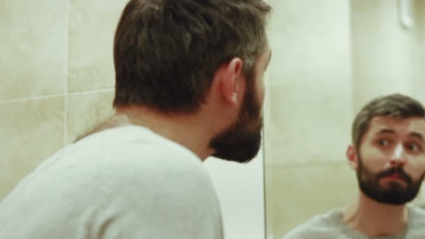 鏡の背後にあるひげのハンサムな男 — ストック動画