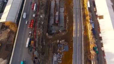 Moskova. Trafik, demiryolu ile kentsel Scape. Sanayi Caddesi, yolu, arabalar. Havadan görünümü. Sonbahar, ilkbahar, gün