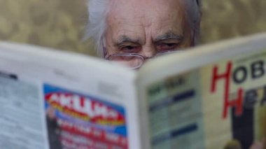 Yaşlı kadın gazete yakın çekim gönüllülük gözlük