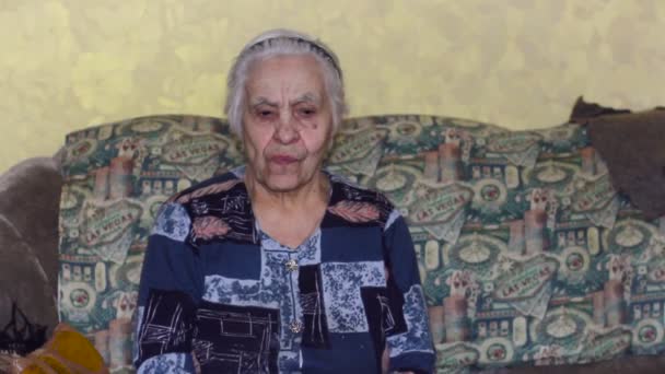 Yaşlı kadın kanepe — Stok video