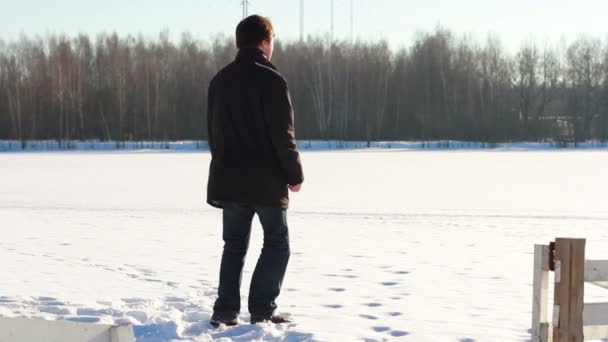 Человек в одиночестве в снежном мире — стоковое видео