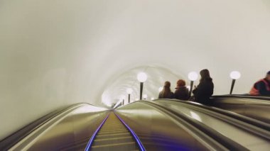 Kadın yürüyen merdiven Baumanskaya metro Underground Station