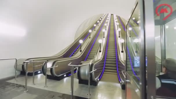 Ascensão em uma escada rolante moderna Estação de Metro de Baumanskaya — Vídeo de Stock