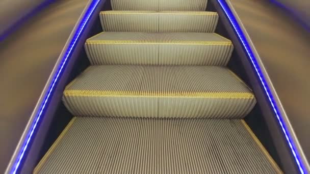 Etapa de escaleras mecánicas modernas con retroiluminación azul Estación de metro de Baumanskaya — Vídeo de stock