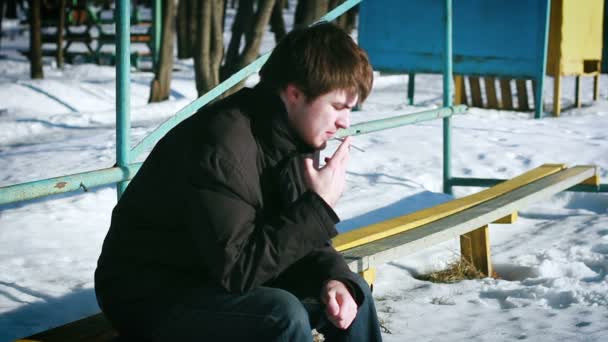 Uomo solitario che fuma neve invernale — Video Stock