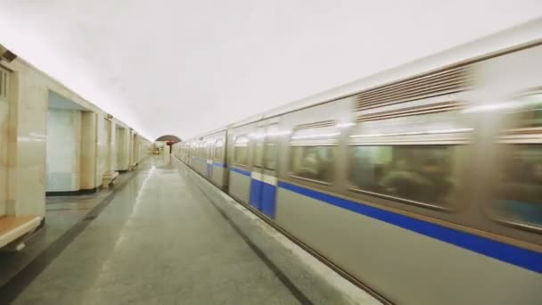 Tren sale en el túnel Baumanskaya Metro Underground Station — Vídeos de Stock