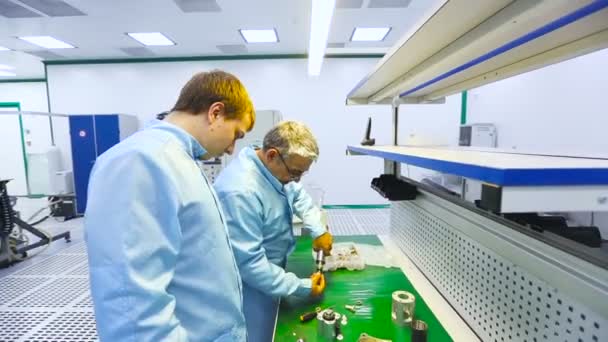 Twee ingenieurs stegen gewonnen en getest delen van het apparaat Tech laboratorium testen apparaten instrumenten nauwe — Stockvideo