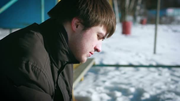 Einsamer Mann beim Rauchen von Winterschnee — Stockvideo