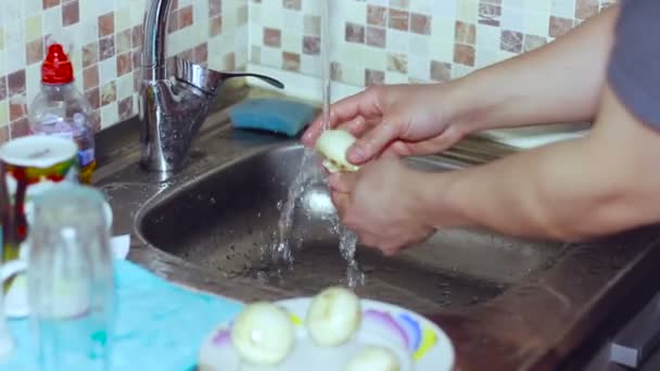Na colher de lavar do homem da cozinha — Vídeo de Stock