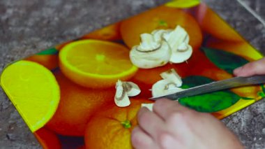 bir bıçak ile mutfak adam kesim mantarlar içerisindekiler