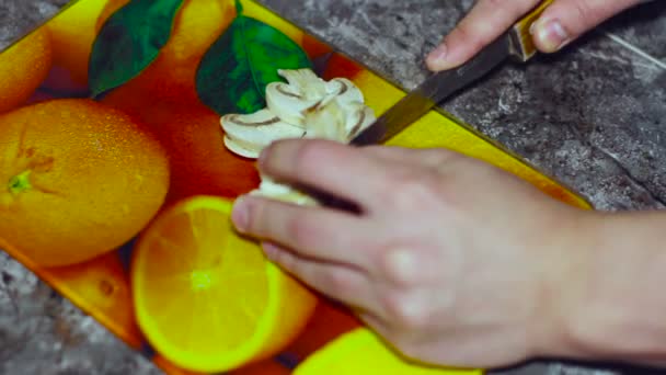I köket Man skär champinjonerna med en kniv — Stockvideo
