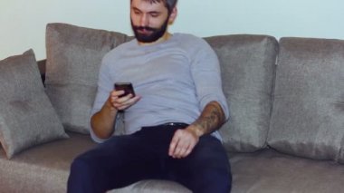 Adam telefonda oyun oynamak