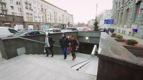 Podchod v Moskvě lidé chodí přes podzimní den, Rusko — Stock video