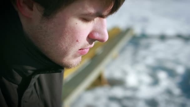Einsamer Mann beim Rauchen von Winterschnee — Stockvideo