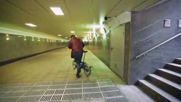 Underpass em Moscou Homem montando uma bicicleta Outono Dia de Verão, Rússia — Vídeo de Stock