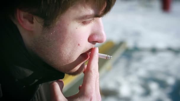 Uomo solitario che fuma neve invernale — Video Stock