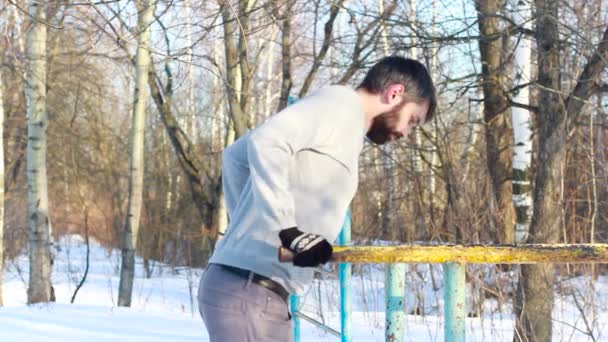 Homme faisant du sport sur les bars en plein air — Video