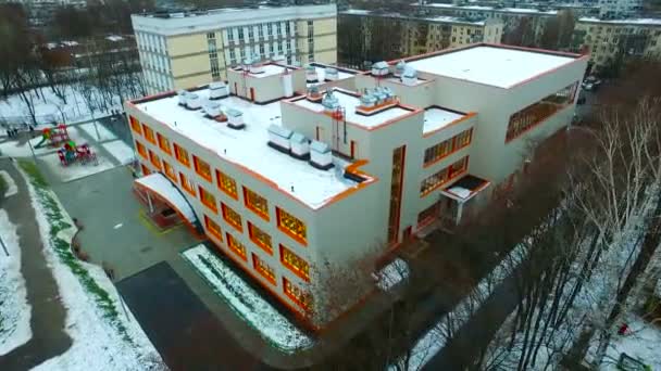 Vista aérea de la Escuela de Moscú Nuevo techo del edificio — Vídeo de stock