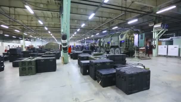 Almacén militar con cajas y camiones — Vídeos de Stock