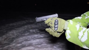 Askeri tabanca yakın kadar kış gece üniforma