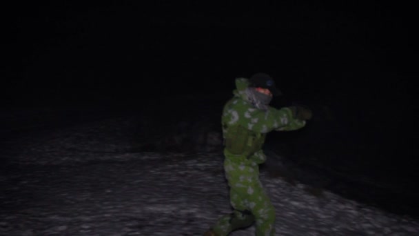 Militärmann mit der Handfeuerwaffe sucht in der Nacht mit Taschenlampe beängstigenden Albtraum post-apokalyptischen — Stockvideo