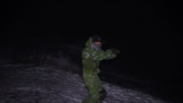 Militar con la pistola buscando en la noche con linterna espeluznante pesadilla post-apocalíptica — Vídeo de stock